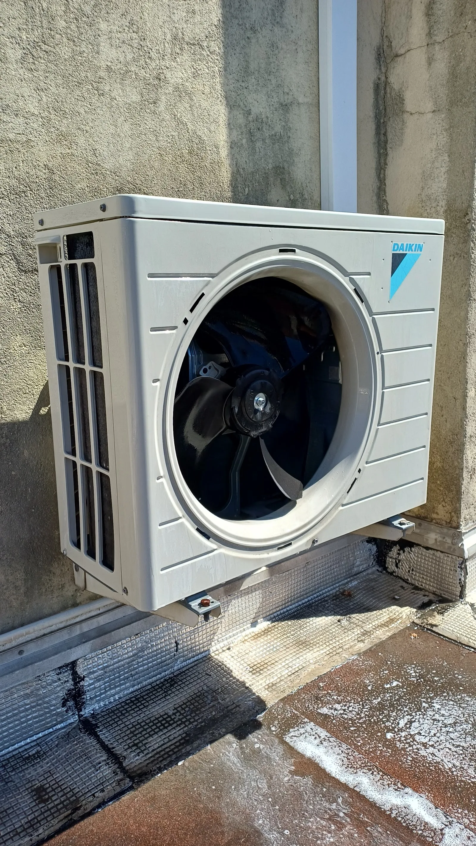 Groupe extérieur de climatisation Daikin fixé au mur, raccordement propre le long de la façade